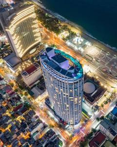 - une vue de tête sur un grand bâtiment la nuit dans l'établissement Panorama apartment Nha Trang, à Nha Trang