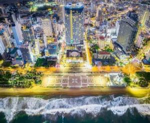 une vue aérienne de nuit sur une ville dans l'établissement Panorama apartment Nha Trang, à Nha Trang