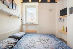 um quarto com uma cama num quarto com uma janela em Foresteria B&B Vecchiascuola Pianazzola em Chiavenna