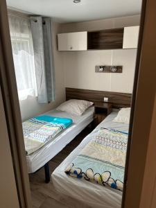 Krevet ili kreveti u jedinici u objektu Camping les Cigales - Mobil-home 4/6 personnes