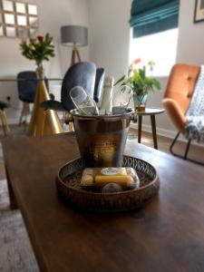 uma mesa com um copo em cima de uma mesa em Stylish Serviced Apartment in Reading em Reading