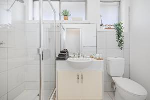 uma casa de banho branca com um WC e um lavatório em Moody's Beach Apartment em Blairgowrie