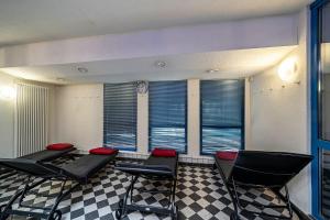 a waiting room with chairs and a clock on the wall at Appartement-Hotel-Anlage Tannenpark in Tanne