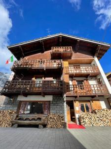 un edificio con balcones en un lateral en B&B Gressoney, en Gressoney-la-Trinité