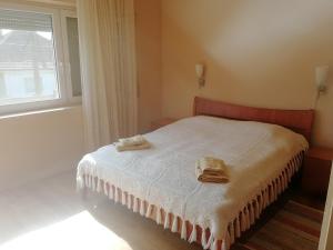 A bed or beds in a room at Hutasori Guesthouse