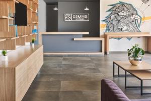 eine Lobby mit einer Rezeption und Fliesenböden in der Unterkunft GAMMA Querétaro in Querétaro