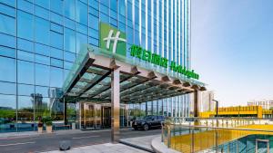 een gebouw met een bord erop bij Holiday Inn Changchun Oriental Plaza, an IHG Hotel in Changchun