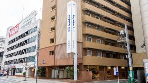 un edificio con un cartel en el costado en Toyoko Inn Himeji eki Shinkansen Minami guchi, en Himeji