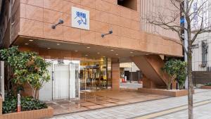 vestíbulo de un edificio con puerta de cristal en Toyoko Inn Himeji eki Shinkansen Minami guchi, en Himeji