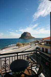 Elle comprend un balcon offrant une vue sur l'océan. dans l'établissement Pramataris, à Monemvasia