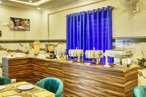 אביזרים להכנת קפה ותה ב-SM Royal Stay Hotel - Near Bangalore international Airport