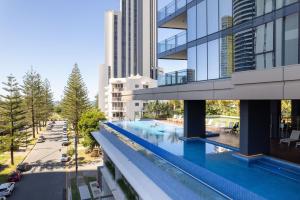 Piscina a ULTIQA Signature at Broadbeach o a prop