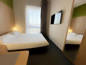 Cama ou camas em um quarto em B&B HOTEL Metz Est Technopole Pôle Santé