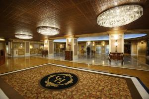 een lobby met een groot tapijt in het midden van een gebouw bij The Claridge Hotel in Atlantic City