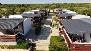 uma vista geral de uma fila de casas com painéis solares em Mobile homes Kamp Maslina, Biograd na Moru em Biograd na Moru