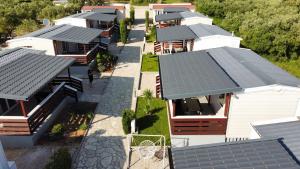 uma vista superior de uma fila de casas com painéis solares nos seus telhados em Mobile homes Kamp Maslina, Biograd na Moru em Biograd na Moru