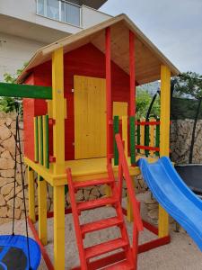 une maison de jeu avec une échelle et un toboggan dans l'établissement Over the skyline, à Podstrana