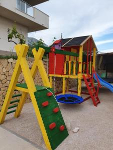 une aire de jeux avec un toboggan et une maison de jeux dans l'établissement Over the skyline, à Podstrana