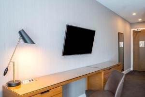 A television and/or entertainment centre at Sandman Hotel Hamilton