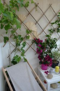 une chambre avec des fleurs et des plantes sur un mur dans l'établissement Nidu Accogliente in Balagna, à LʼÎle-Rousse