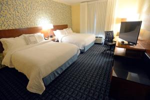 Fairfield Inn & Suites by Marriott Bowling Green في بولينغ غرين: غرفة فندقية بسريرين وتلفزيون بشاشة مسطحة