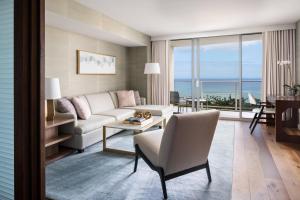 The Ritz-Carlton Residences, Waikiki Beach Hotel tesisinde bir oturma alanı