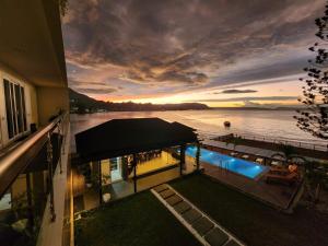 eine Luftansicht eines Gebäudes mit Blick auf das Wasser in der Unterkunft PURNAMA BALIGE HOTEL in Balige