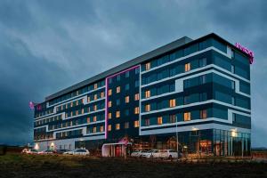 un edificio con coches estacionados frente a él en Moxy Aberdeen Airport, en Dyce