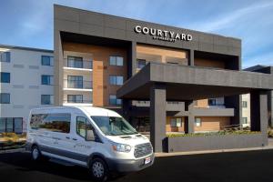 ein weißer Van vor einem Gebäude geparkt in der Unterkunft Courtyard by Marriott Cincinnati Airport in Erlanger