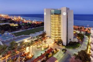 vista su un grande edificio in una città di notte di Sheraton Jeddah Hotel a Gedda