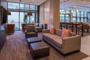 una hall con divano e sedie e una sala da pranzo di Residence Inn by Marriott Seattle University District a Seattle