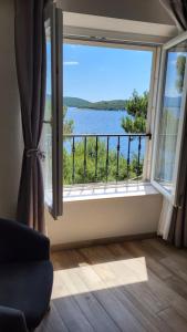 Habitación con ventana grande con vistas al agua. en Old Town Sea Front M&M Apartment Korčula, en Korčula