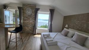 1 dormitorio con cama, mesa y ventana en Old Town Sea Front M&M Apartment Korčula, en Korčula