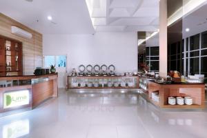 Una cocina o kitchenette en favehotel Simpang Lima - Semarang