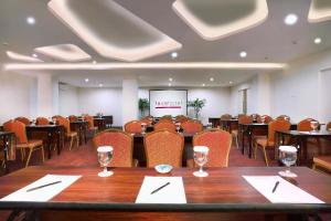 Un restaurant u otro lugar para comer en favehotel Simpang Lima - Semarang