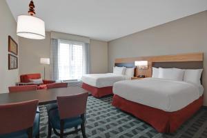 Gulta vai gultas numurā naktsmītnē TownePlace Suites by Marriott Indianapolis Downtown