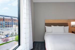 Gulta vai gultas numurā naktsmītnē TownePlace Suites by Marriott Indianapolis Downtown