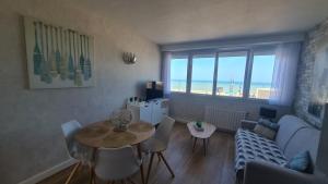 Χώρος καθιστικού στο residence du bord de mer 9 appartements face a la mer