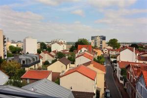 General view ng Suresnes o city view na kinunan mula sa apartment