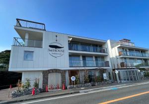 鎌倉市にある3rd HOUSE INAMURAGASAKIの通り脇の信号のある建物