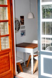 Habitación con mesa y piano blanco en Alter Fischerspeicher, en Eckernförde