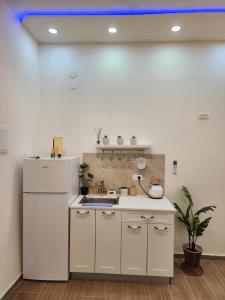 A kitchen or kitchenette at לנפוש בצפת