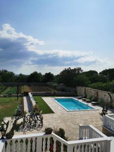 une cour avec une piscine et une clôture blanche dans l'établissement Holiday home Iva with pool, à Sukošan