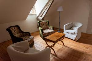 - un salon avec deux chaises et une table dans l'établissement Chambres d'hôtes Château de Saint Etienne du Bois, à Saint-Étienne-du-Bois