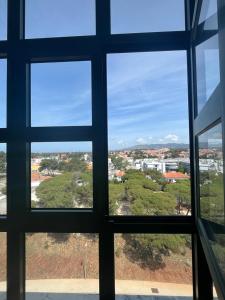 - une vue sur la ville depuis la fenêtre dans l'établissement HigH Cascais, à Cascais