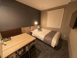 Кровать или кровати в номере Super Hotel Premier Sendai Kokubuncho Tennenonsen