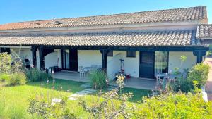 Casa blanca con patio y patio en ISS Travel, San Teodoro 1 - 100 m from Cala d'Ambra Beach, en San Teodoro