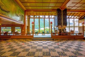 um átrio vazio com mesas e cadeiras num edifício em Ooedo Onsen Monogatari Hotel Kinugawa Gyoen em Nikko