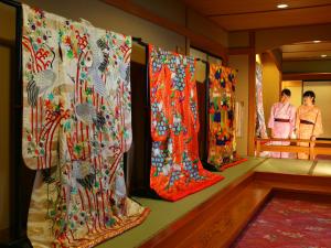 um grupo de vestidos em exposição numa loja em Ooedo Onsen Monogatari Hotel Kinugawa Gyoen em Nikko