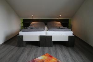 A bed or beds in a room at Ferienwohnung Schauenburg